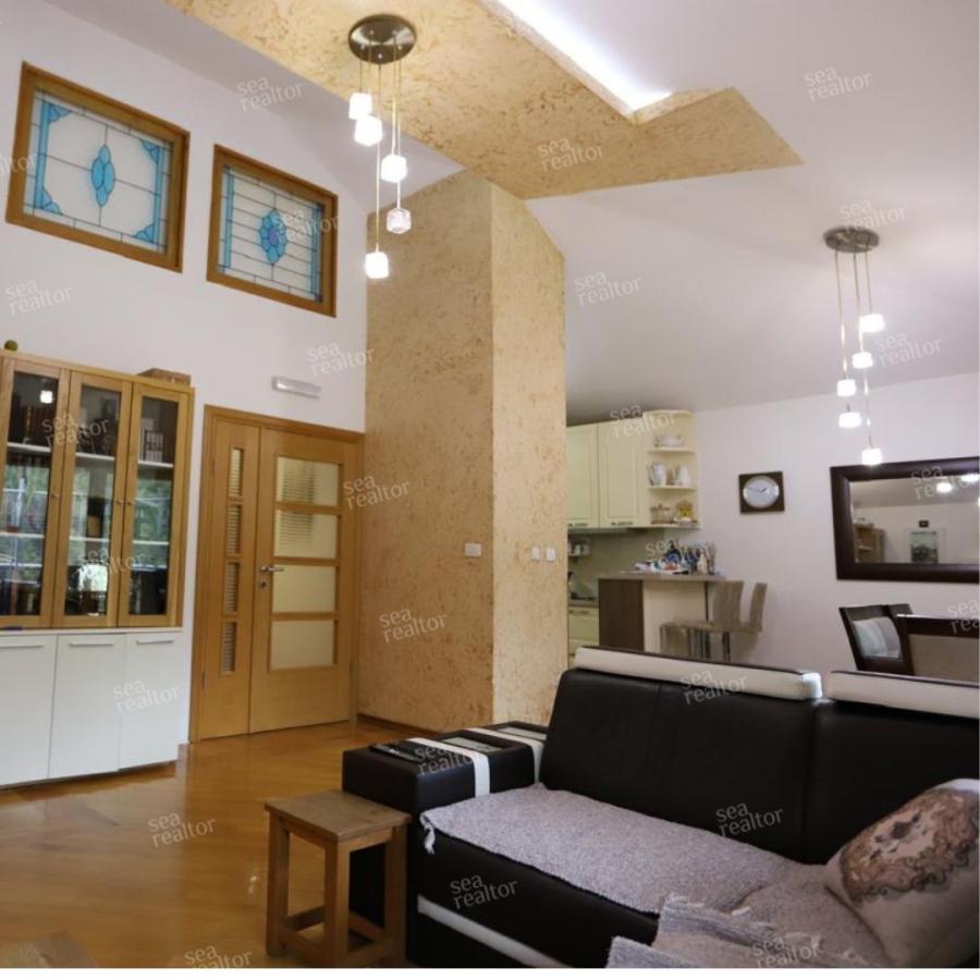 For Sale: Spacious 136 m² Apartment with Additional 60 m² Attic – Unique Property in a Prime Location! 2