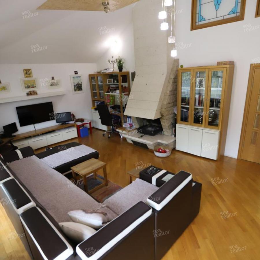 For Sale: Spacious 136 m² Apartment with Additional 60 m² Attic – Unique Property in a Prime Location! 3