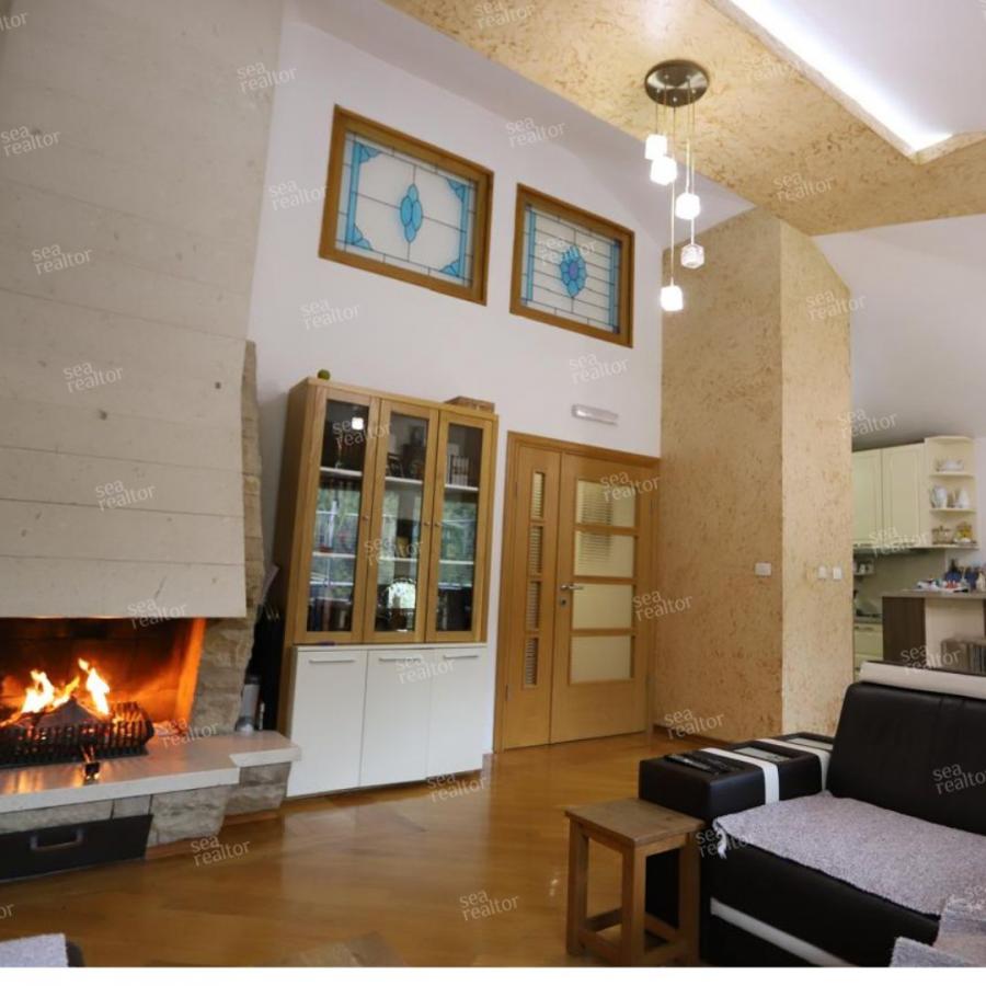 For Sale: Spacious 136 m² Apartment with Additional 60 m² Attic – Unique Property in a Prime Location! 4
