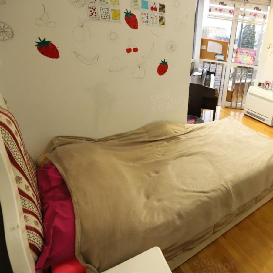 For Sale: Spacious 136 m² Apartment with Additional 60 m² Attic – Unique Property in a Prime Location! 7