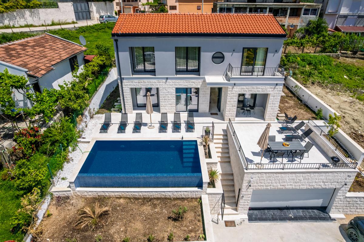Luksuzna vila sa bazenom i pogledom na more, Tivat