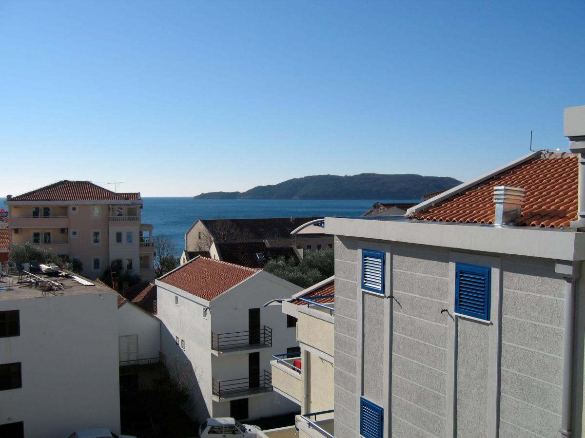 Prodaje se jednosoban stan sa pogledom na more u Rafailovićima-Budva