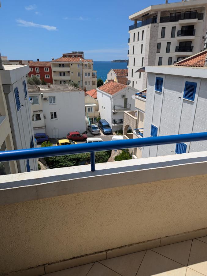 Prodaje se jednosoban stan sa pogledom na more u Rafailovićima-Budva 2