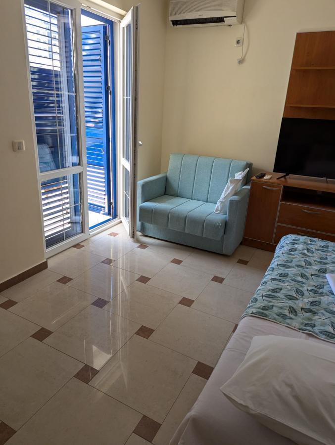 Prodaje se jednosoban stan sa pogledom na more u Rafailovićima-Budva 5