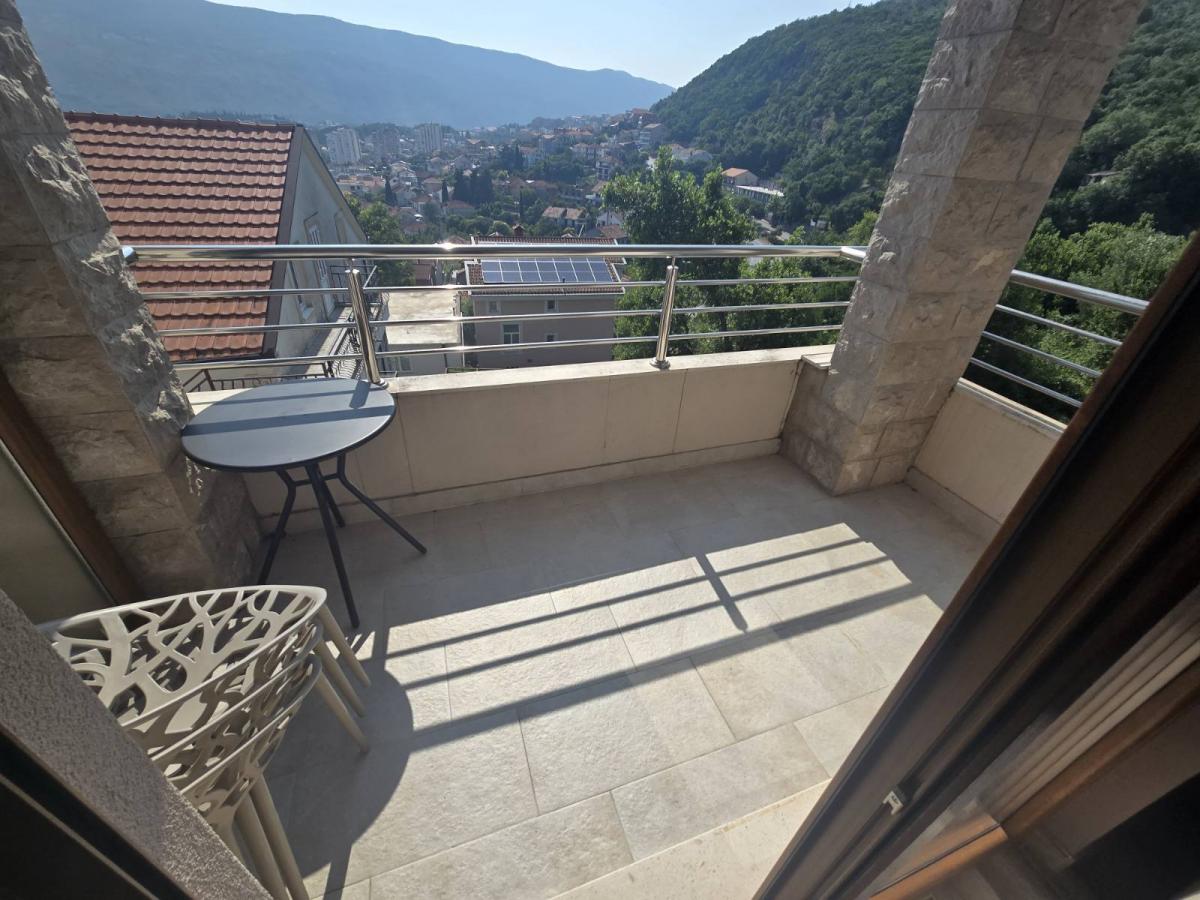 For sale, luxuriously furnished one-room apartment in Herceg Novi (Topla) 8