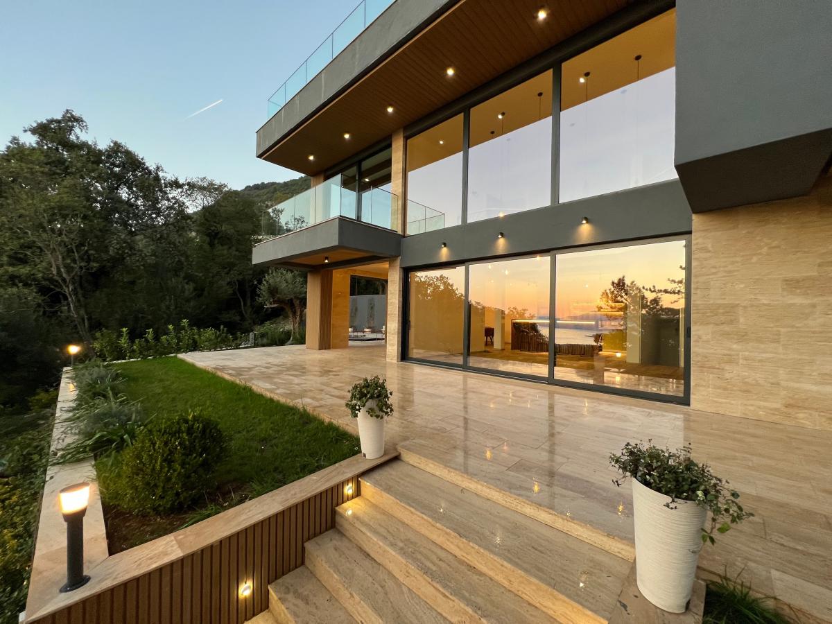 Spacious Villa in Kavac with Rooftop Pool