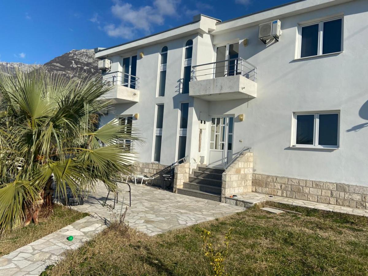 For sale, a house with a sea view in Sutomore