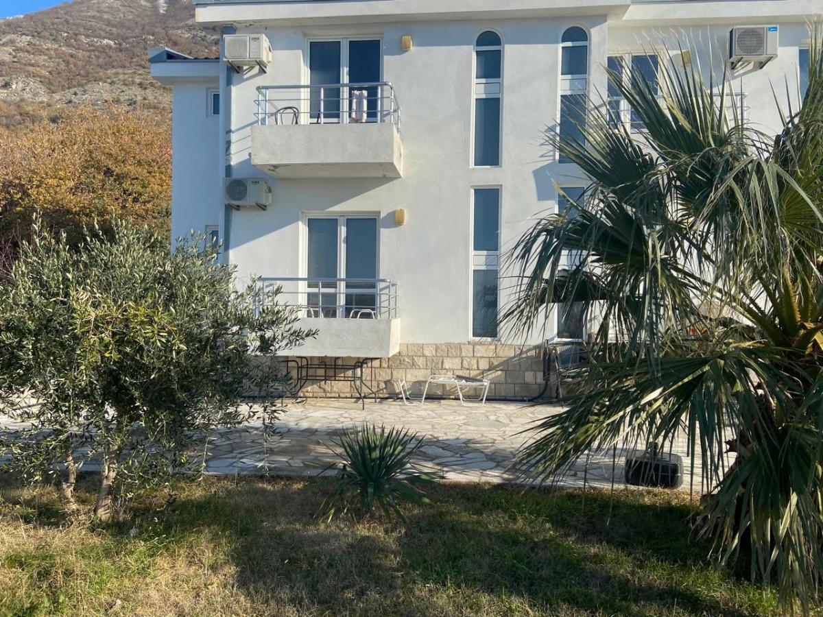 For sale, a house with a sea view in Sutomore 2