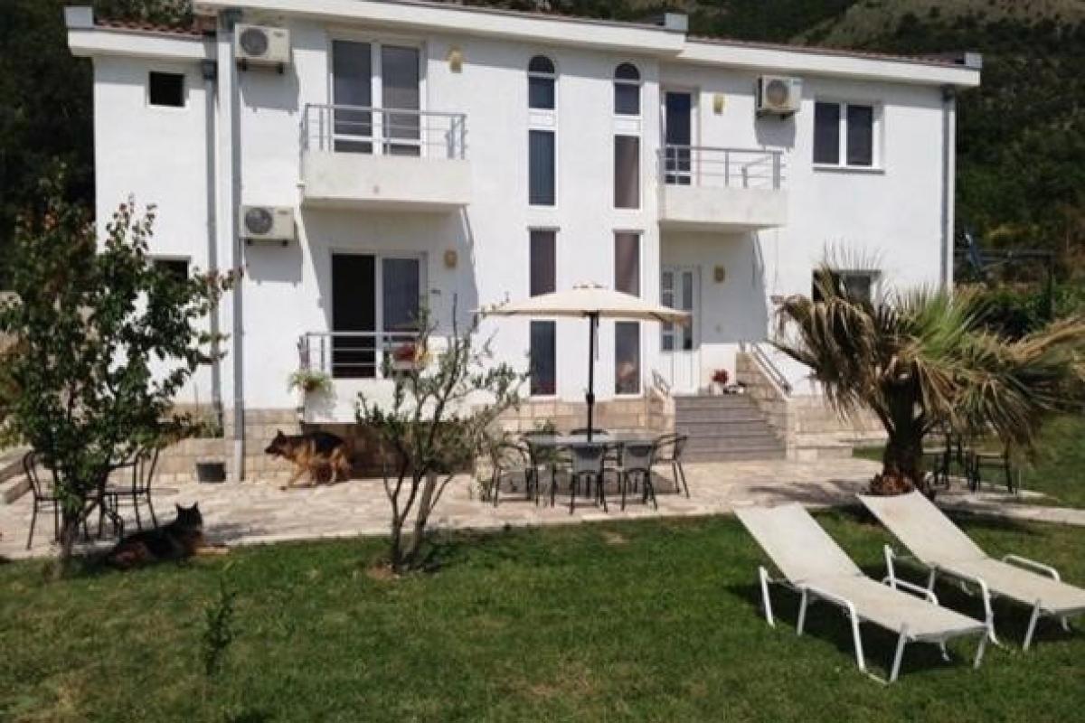 For sale, a house with a sea view in Sutomore 3