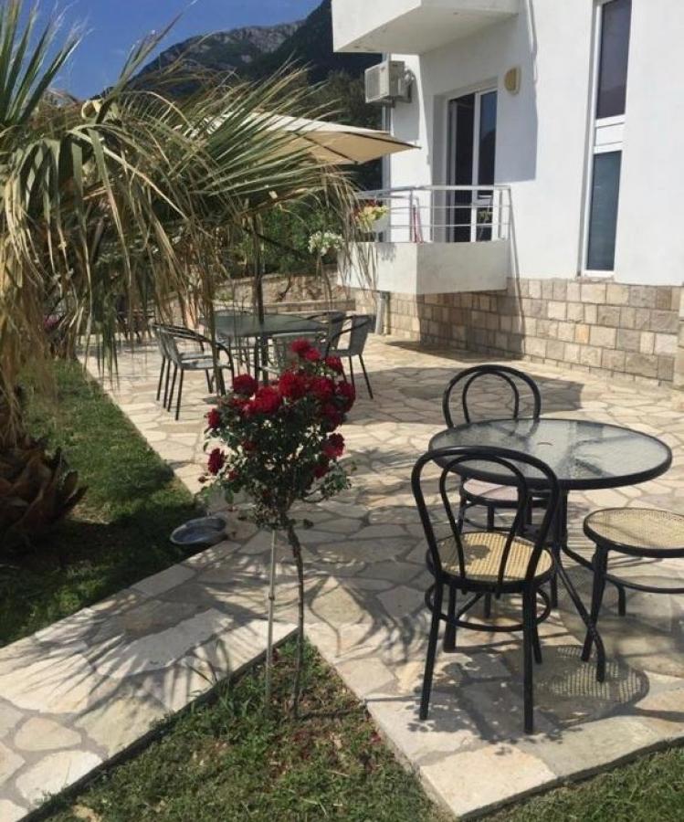 For sale, a house with a sea view in Sutomore 4