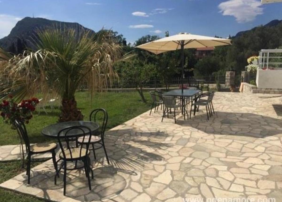 For sale, a house with a sea view in Sutomore 6