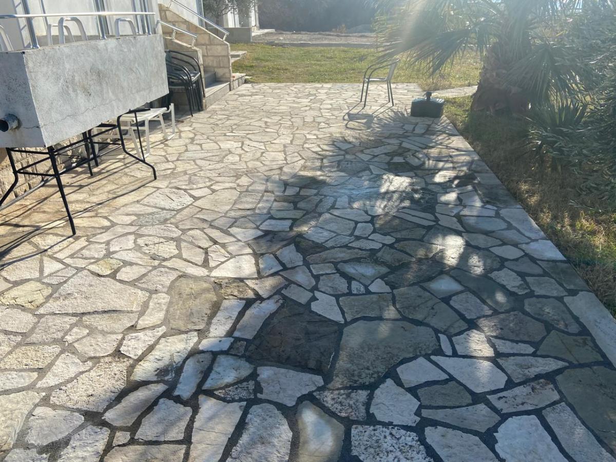 For sale, a house with a sea view in Sutomore 9