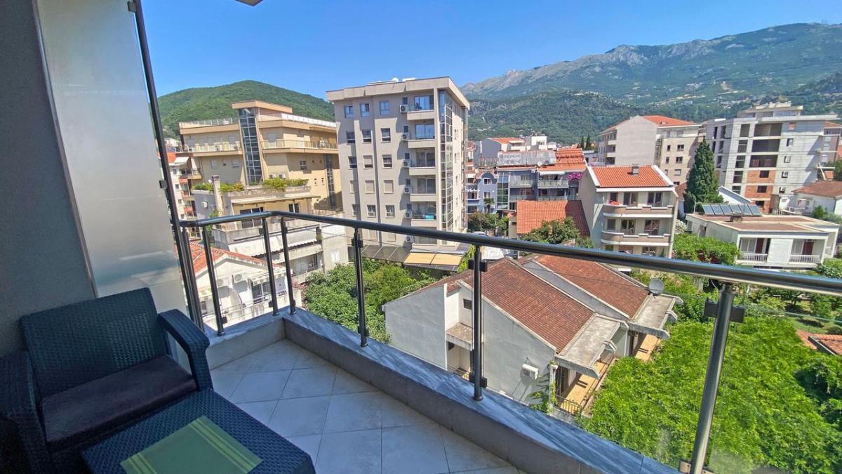 One-Bedroom Apartment on the Seafront – Budva 6