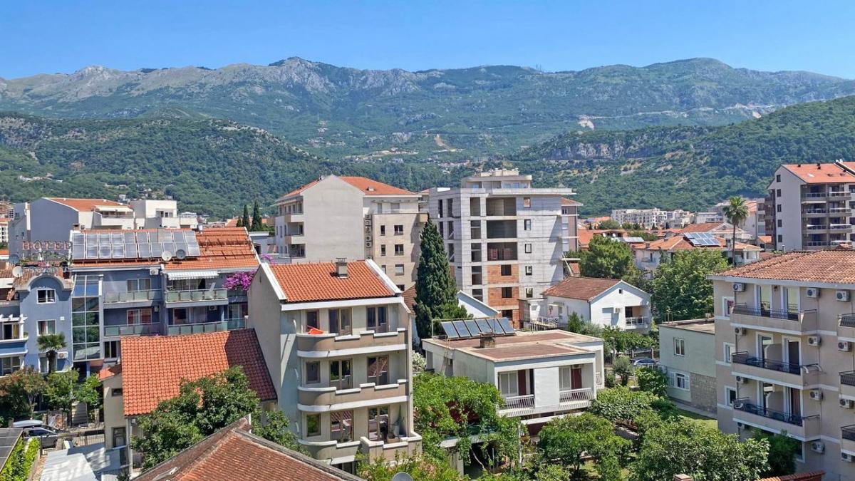 One-Bedroom Apartment on the Seafront – Budva 7
