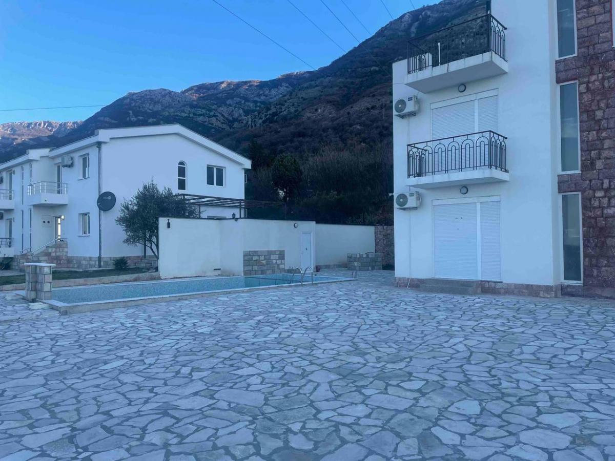 House for Sale – Large Family House with Swimming Pool 4