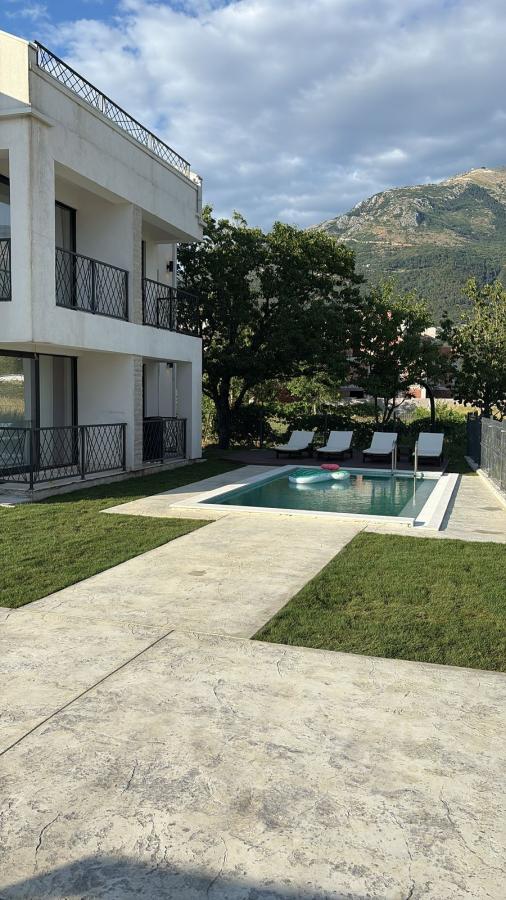 Modern House with Pool and Nature View 8