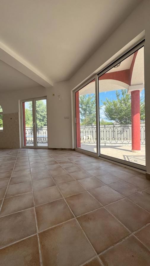 Apartment 79 m2 in Lastva Grbaljska with Terrace, Parking and Pool