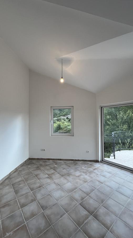 New 79 m2 Apartment in Lastva Grbaljska, Top Floor with High Ceilings, Terrace and Parking 4