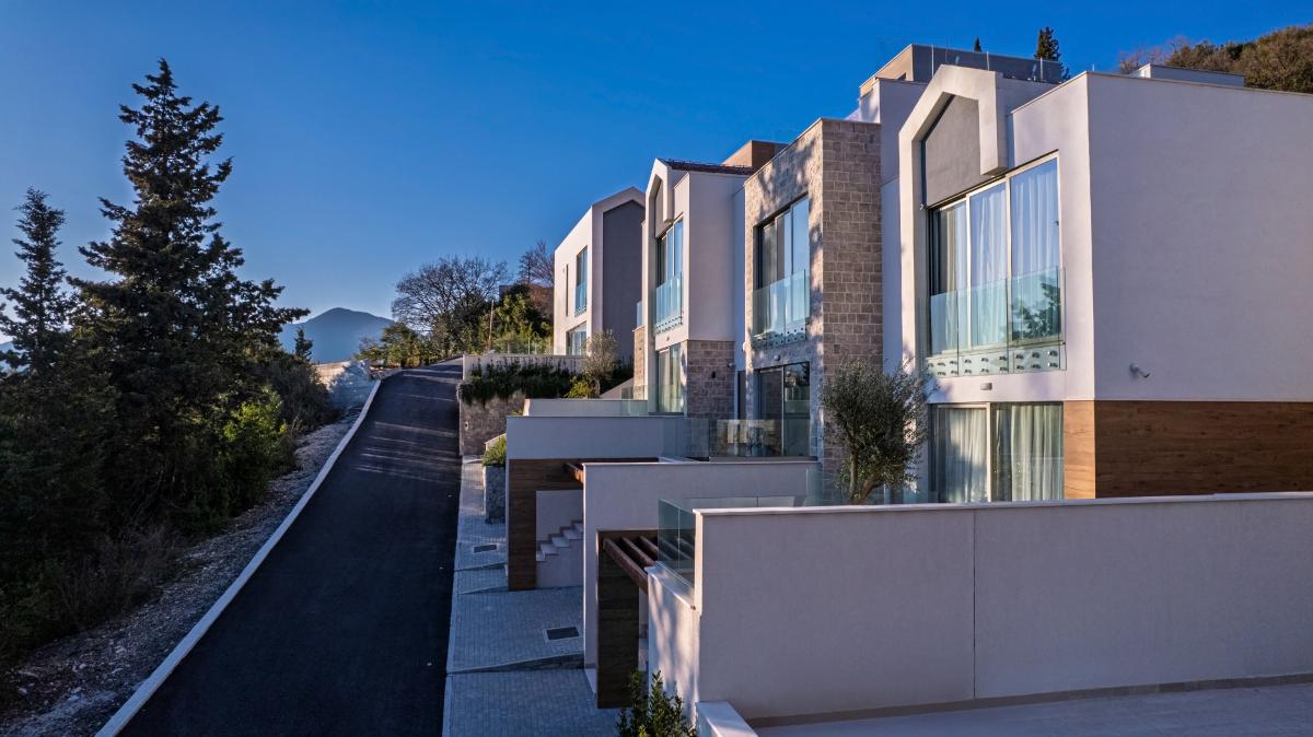 Luxury townhouse 286m2, with sea view, Tivat 2