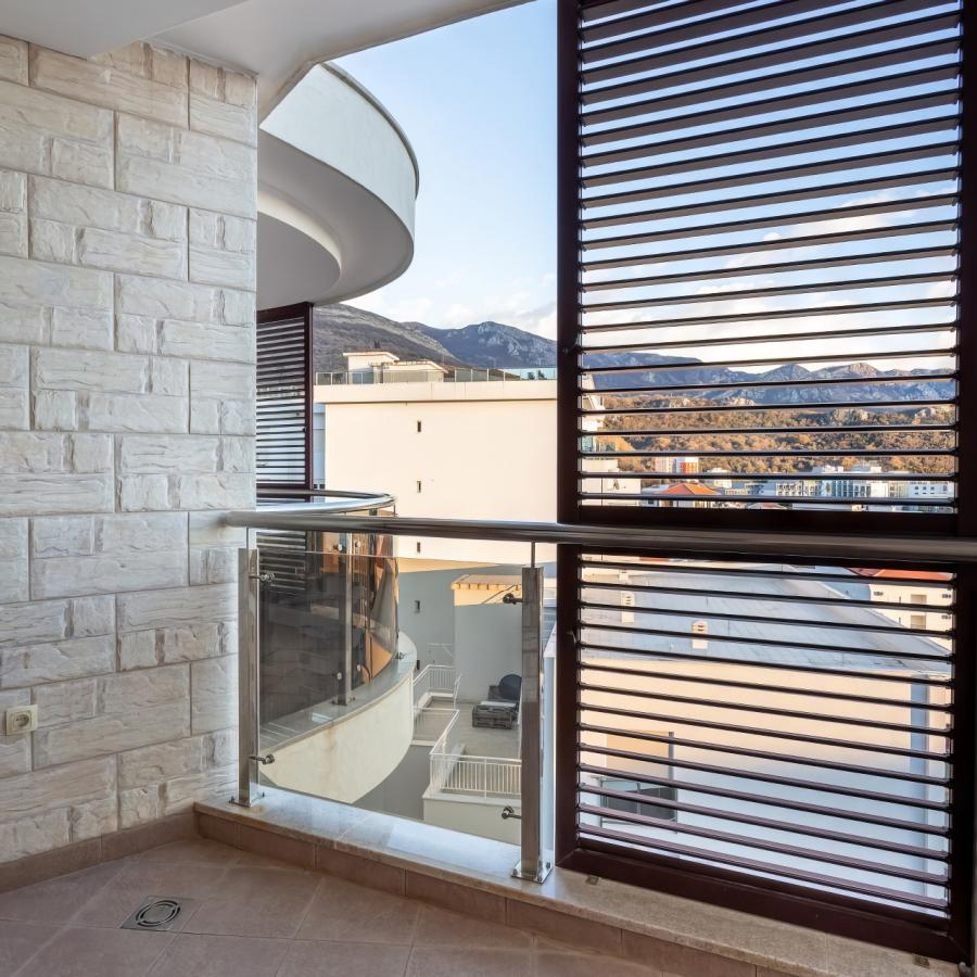 Modern apartments with sea view in a new residential complex in Becici 2
