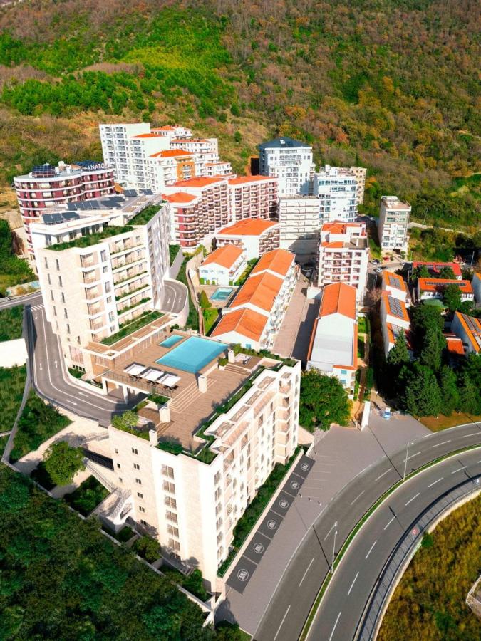 Modern apartments with sea view in a new residential complex in Becici 11