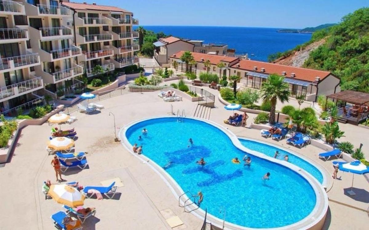 Bright apartment with a large terrace near the beaches of Milocer — Przno, Budva