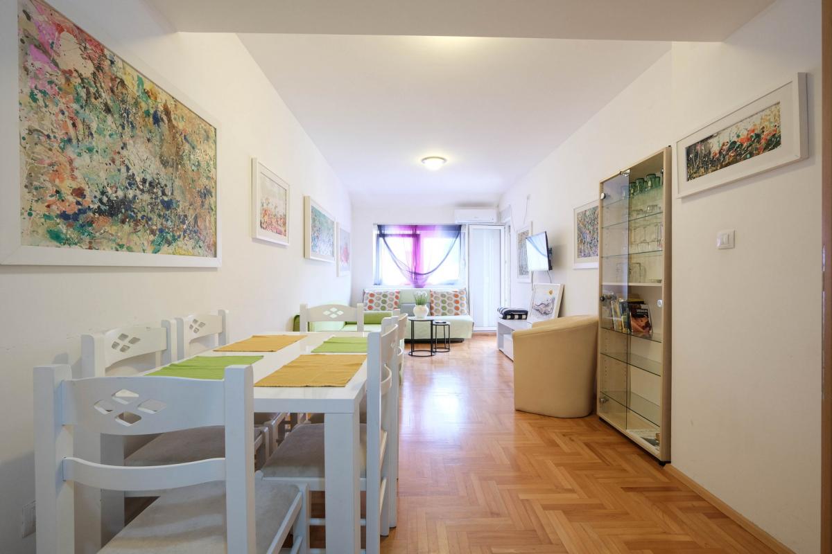 Cozy furnished apartment with mountain view in the center of Budva