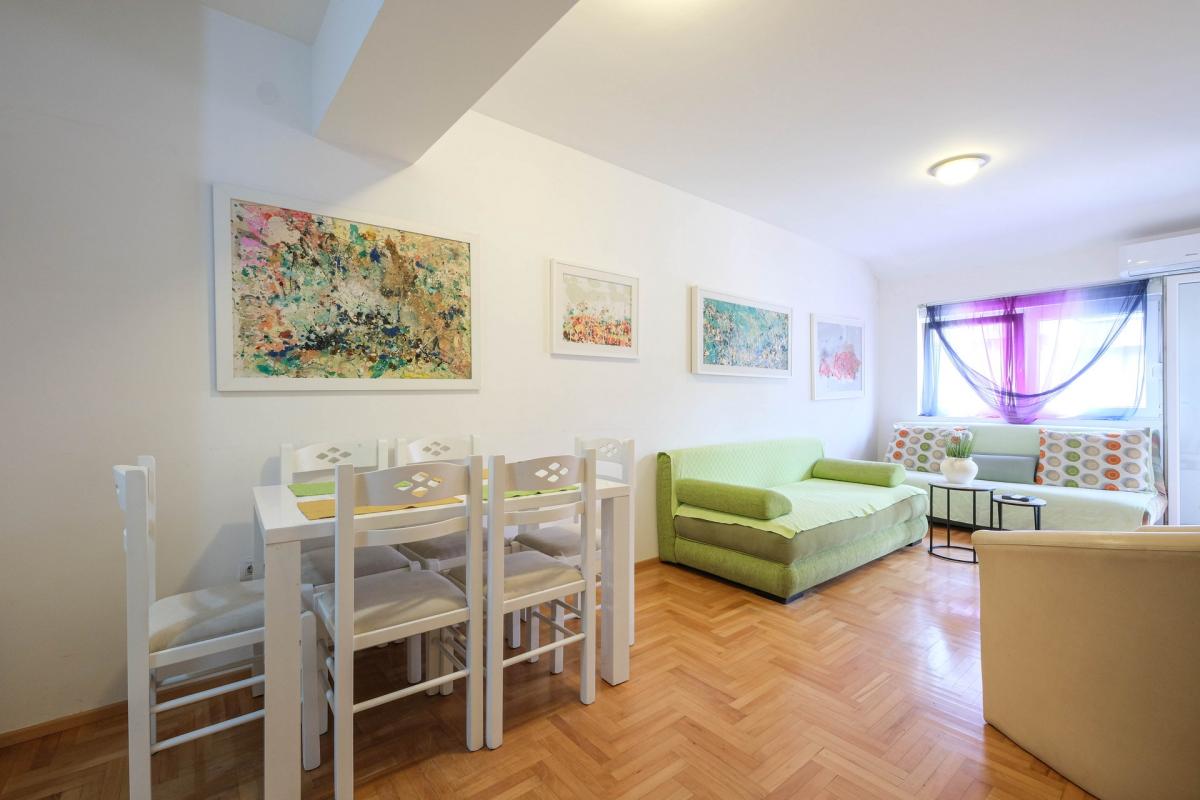 Cozy furnished apartment with mountain view in the center of Budva 2