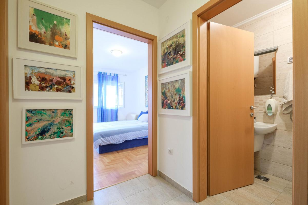 Cozy furnished apartment with mountain view in the center of Budva 17