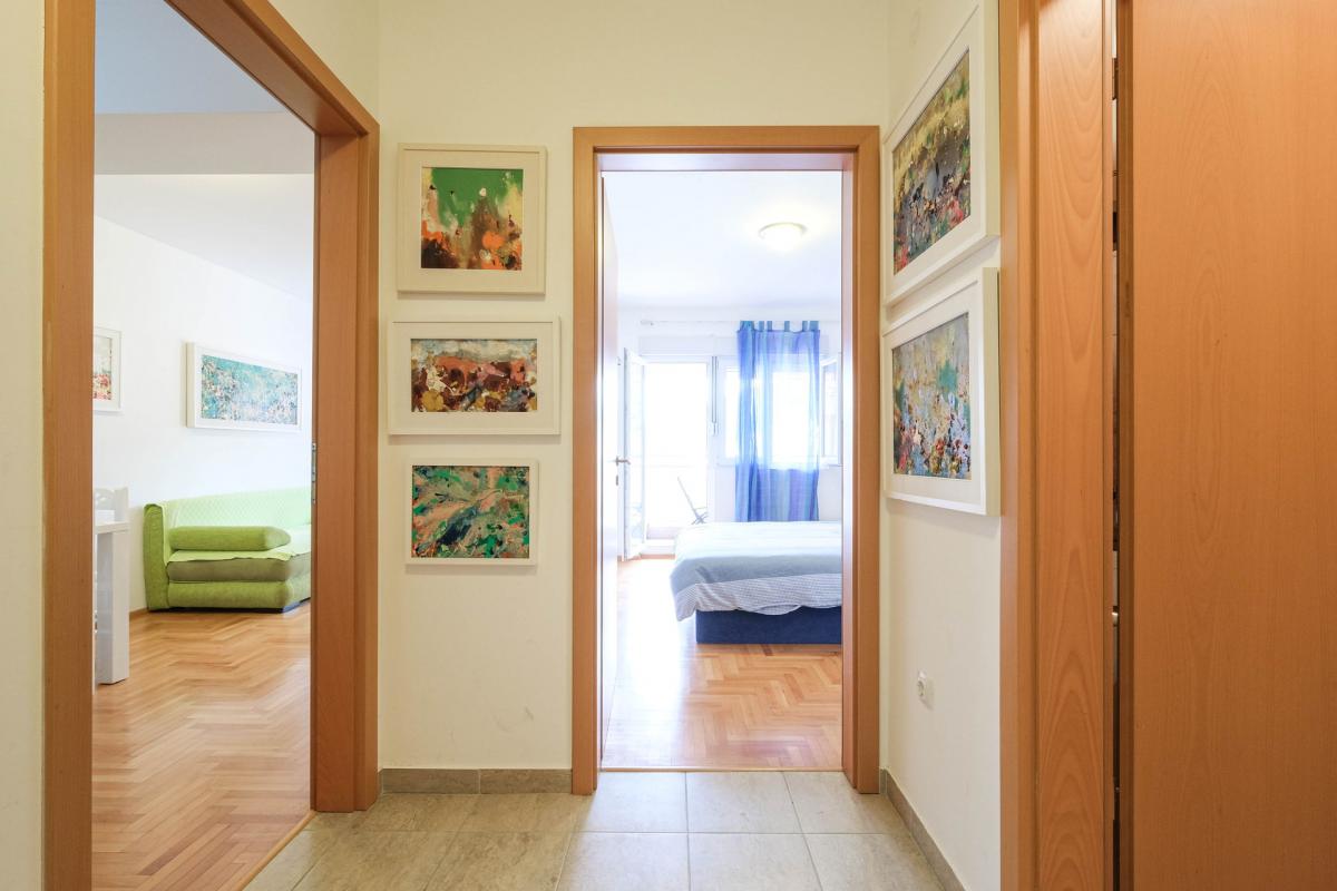 Cozy furnished apartment with mountain view in the center of Budva 18