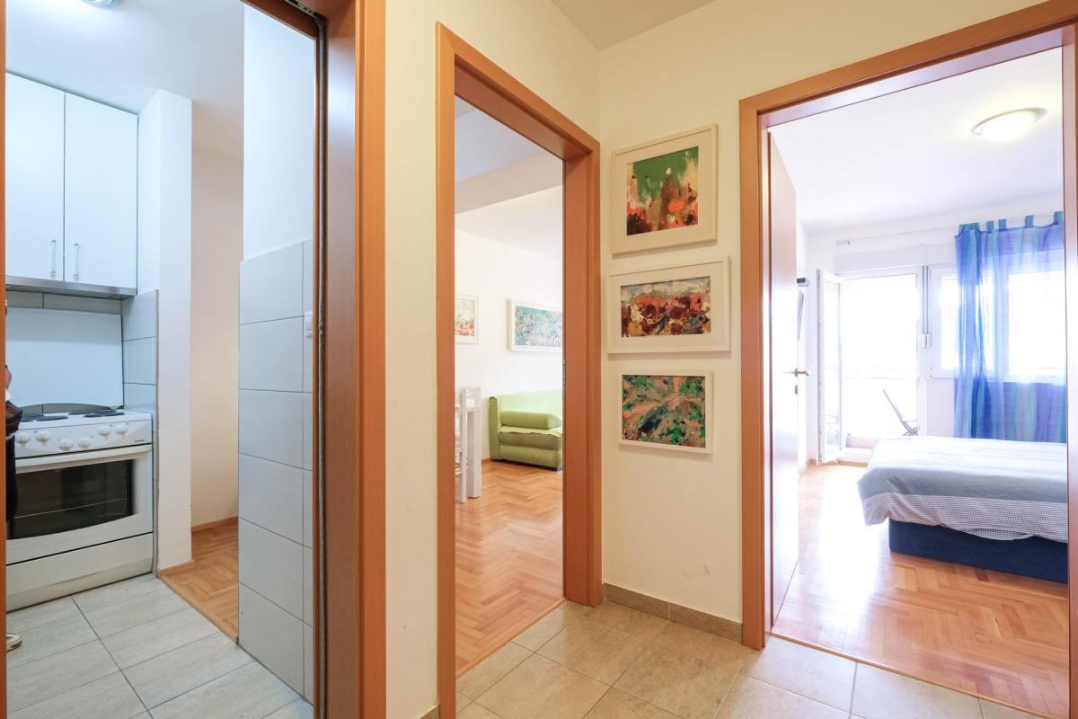 Cozy furnished apartment with mountain view in the center of Budva 19