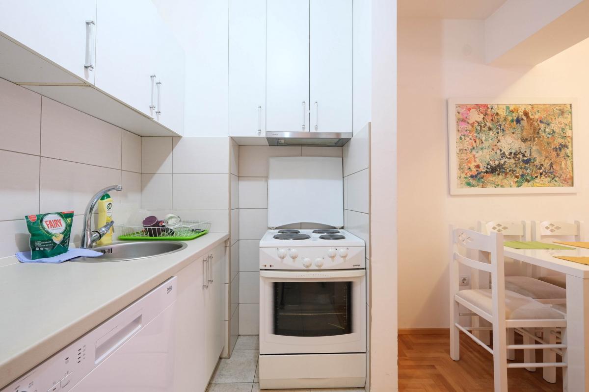Cozy furnished apartment with mountain view in the center of Budva 20
