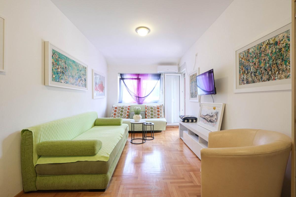 Cozy furnished apartment with mountain view in the center of Budva 3