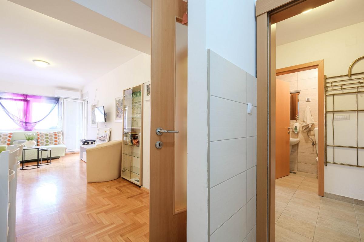 Cozy furnished apartment with mountain view in the center of Budva 22