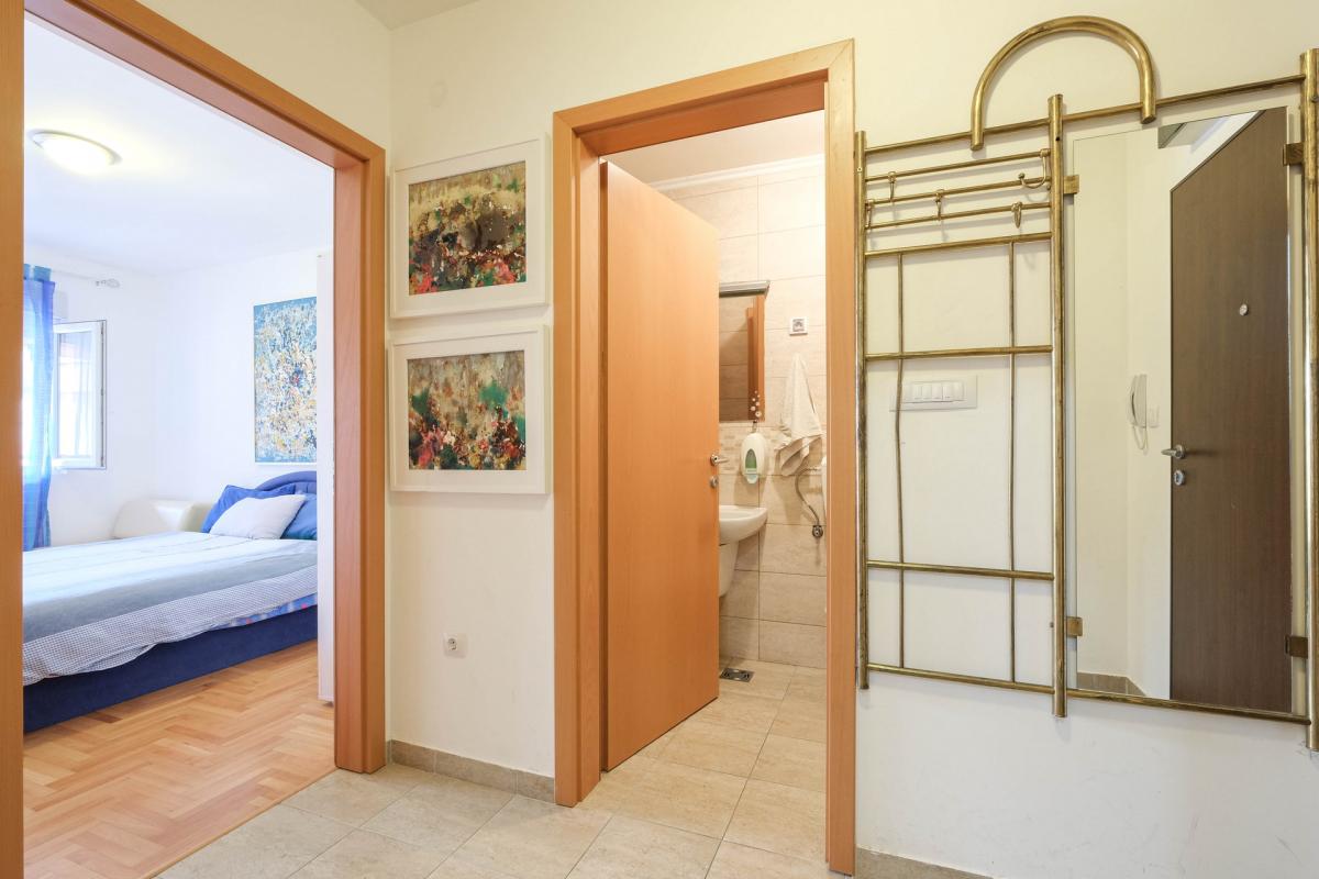 Cozy furnished apartment with mountain view in the center of Budva 23