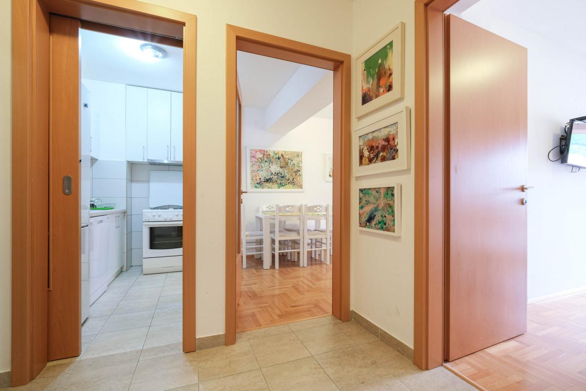 Cozy furnished apartment with mountain view in the center of Budva 27