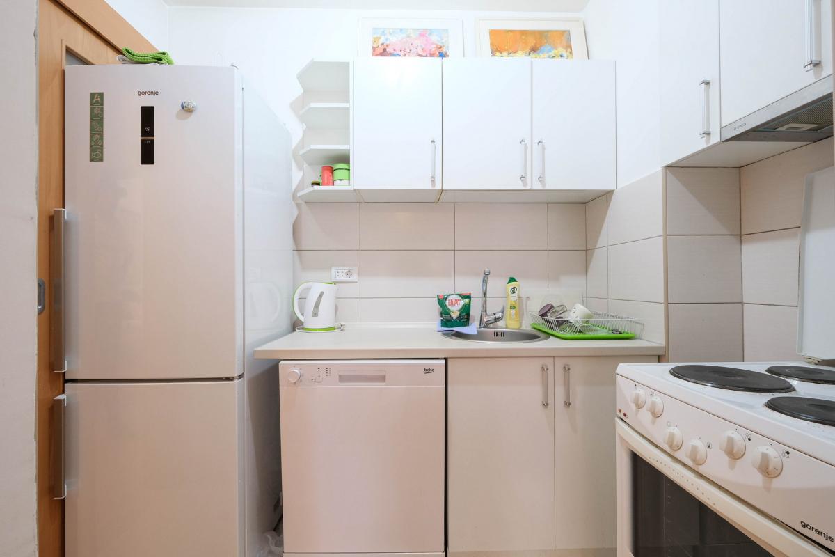 Cozy furnished apartment with mountain view in the center of Budva 4