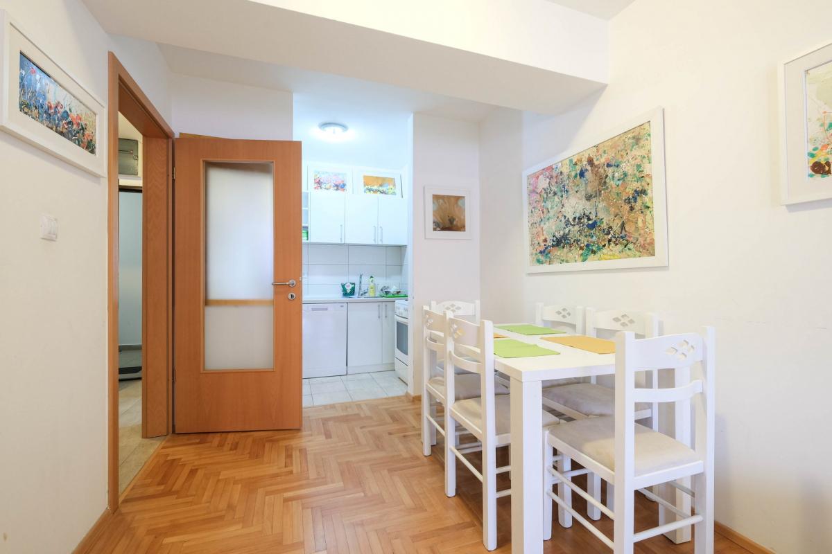 Cozy furnished apartment with mountain view in the center of Budva 5