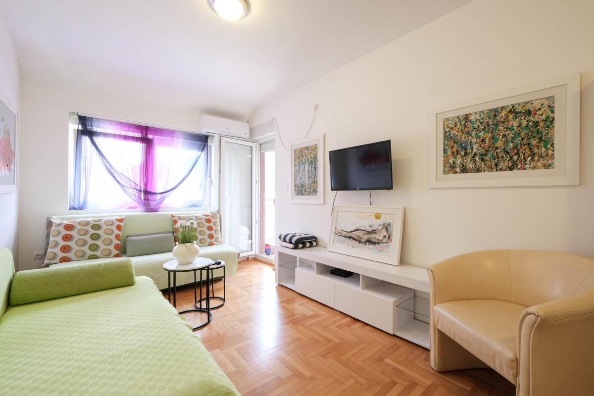 Cozy furnished apartment with mountain view in the center of Budva 6