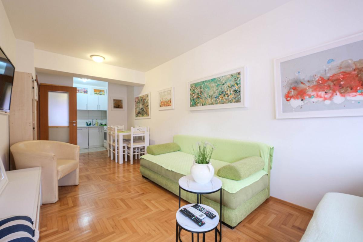 Cozy furnished apartment with mountain view in the center of Budva 8