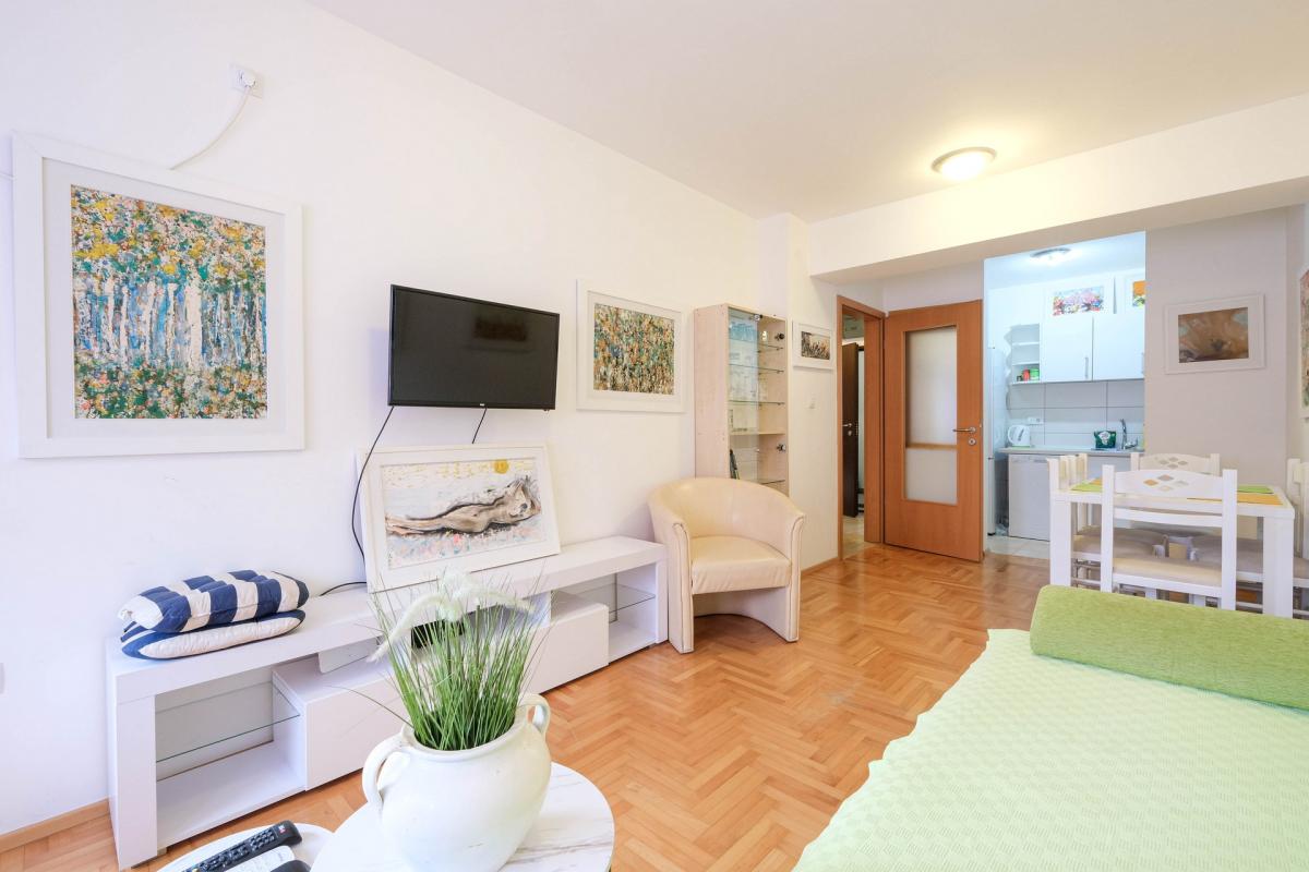 Cozy furnished apartment with mountain view in the center of Budva 9