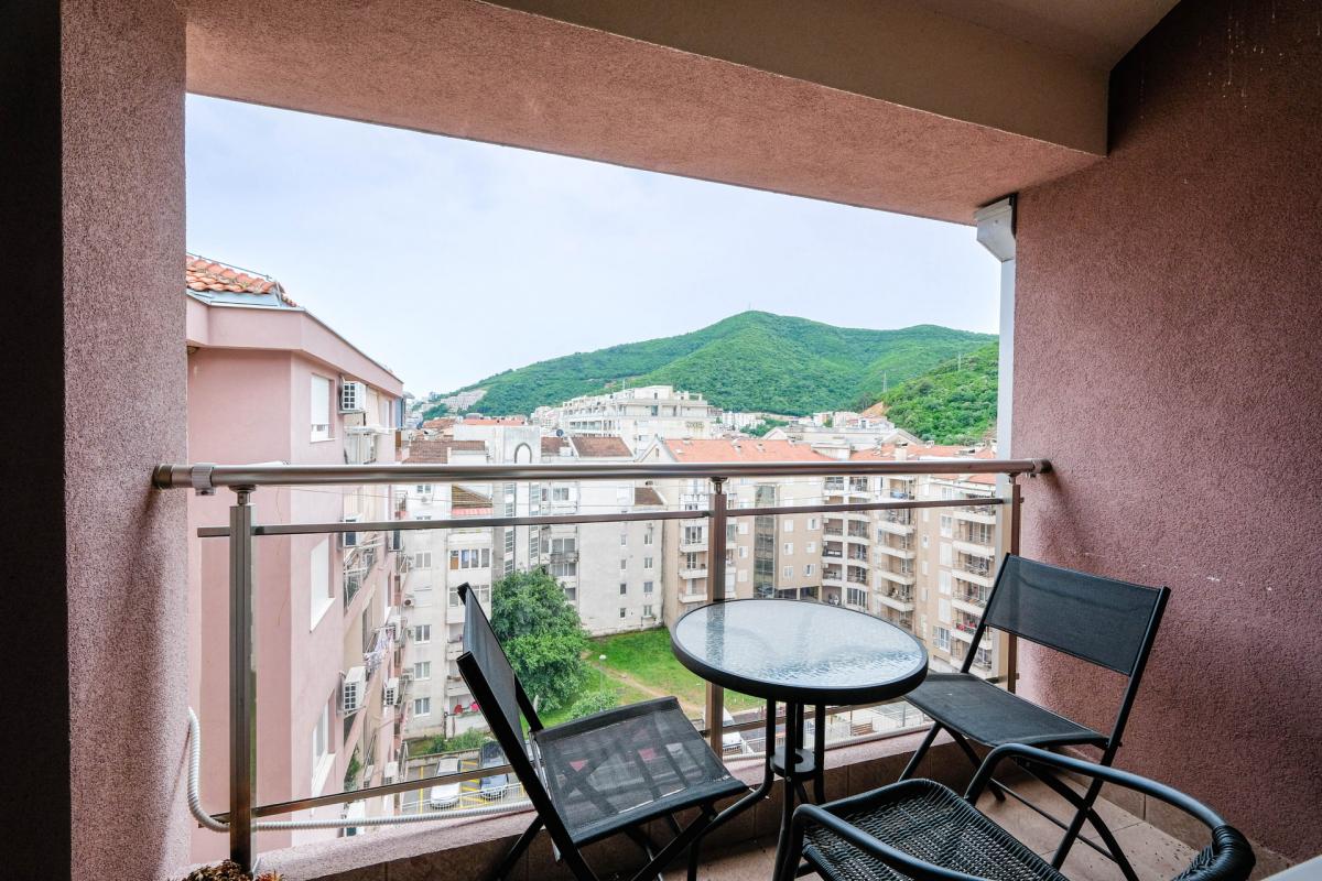 Cozy furnished apartment with mountain view in the center of Budva 10
