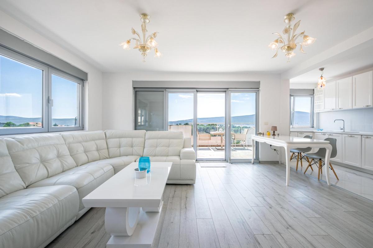 Penthouse with Pool and Sea View