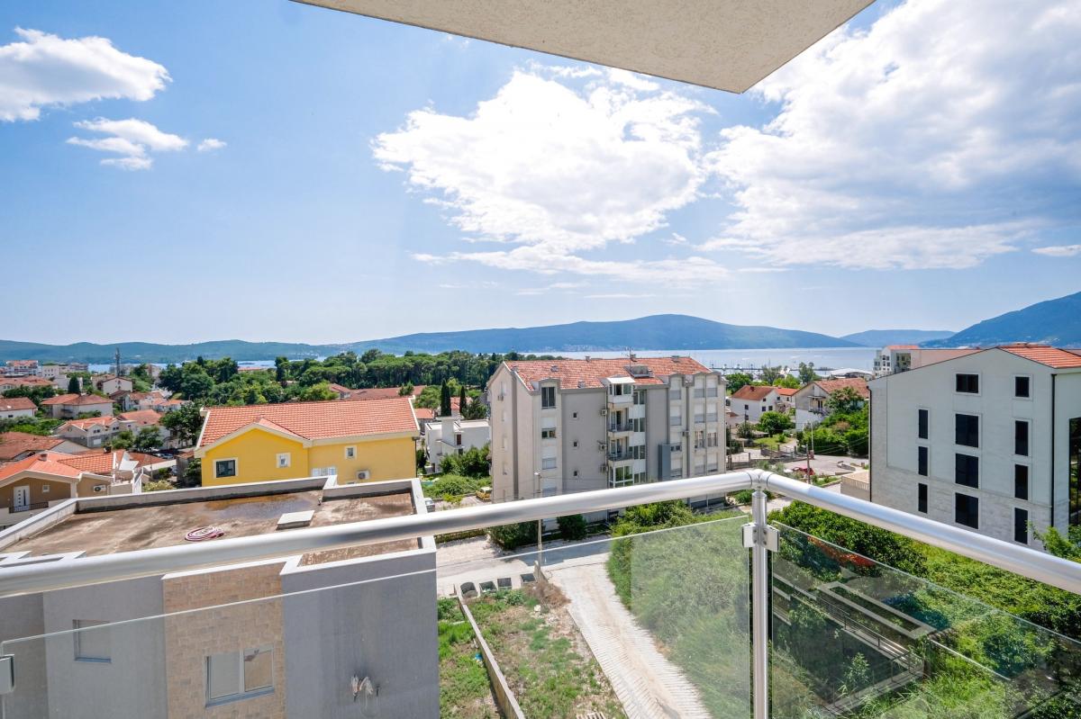 Penthouse with Pool and Sea View 2