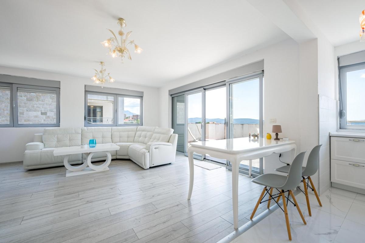 Penthouse with Pool and Sea View 11