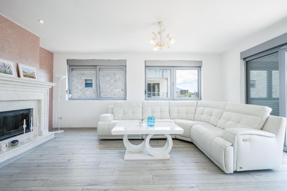 Penthouse with Pool and Sea View 12