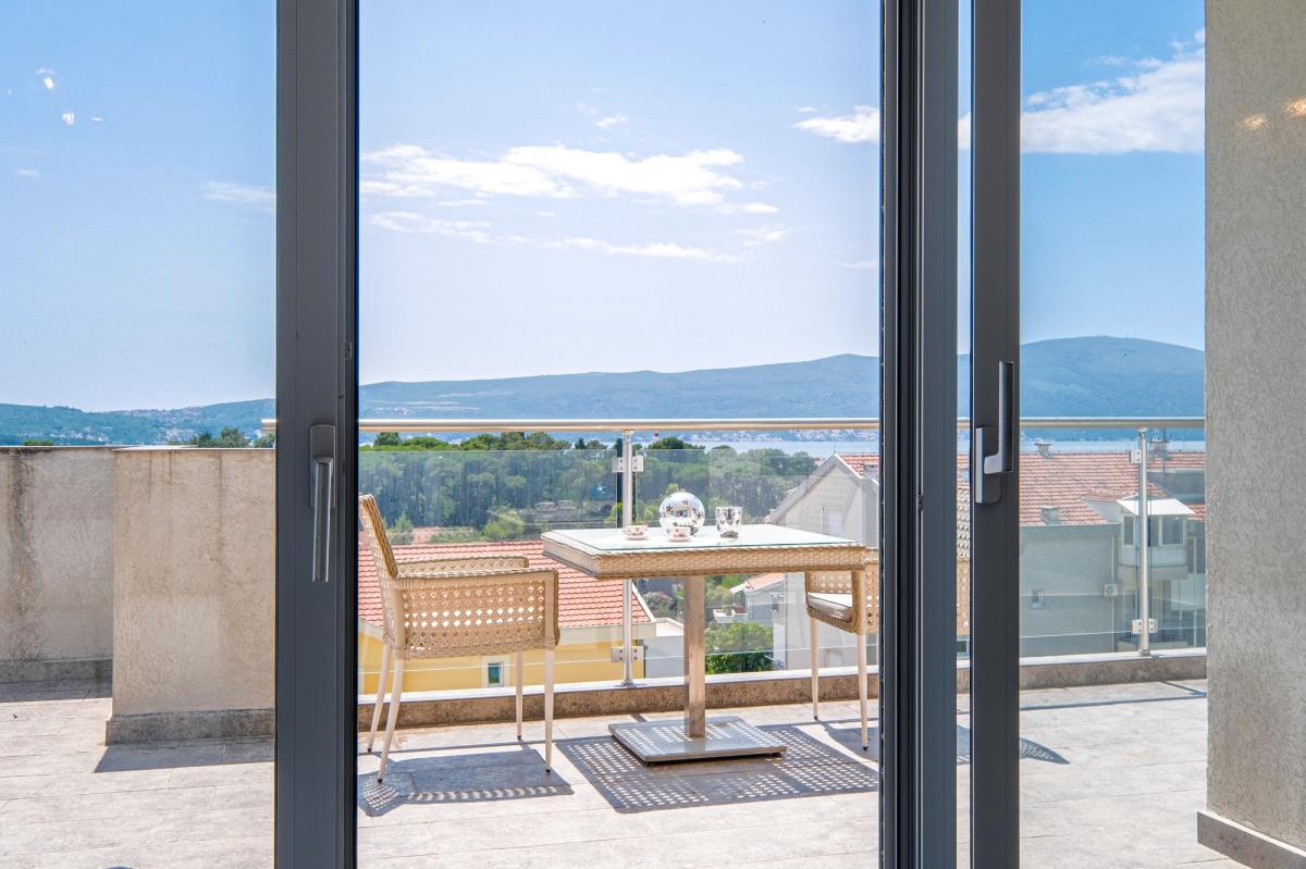 Penthouse with Pool and Sea View 15