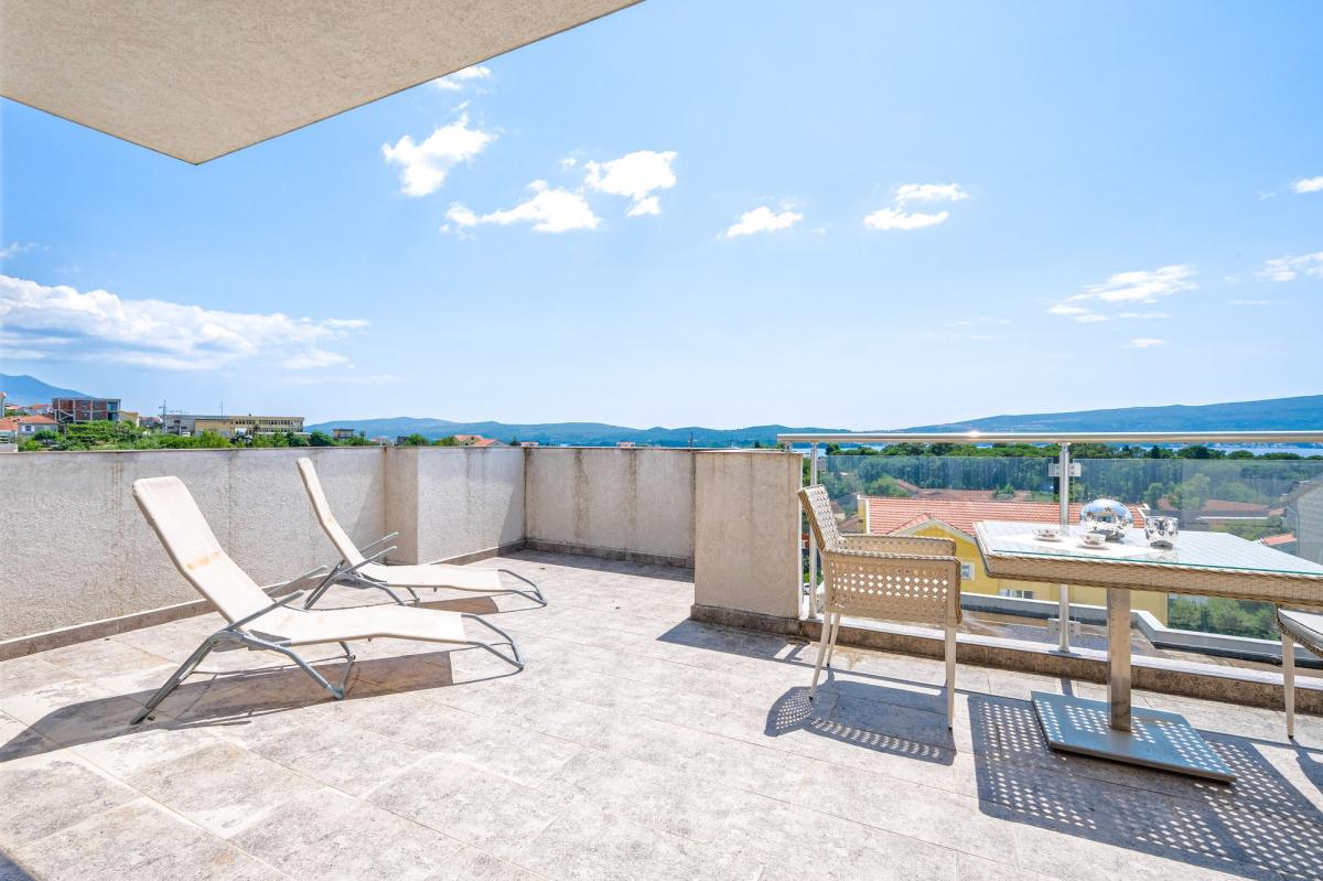Penthouse with Pool and Sea View 18