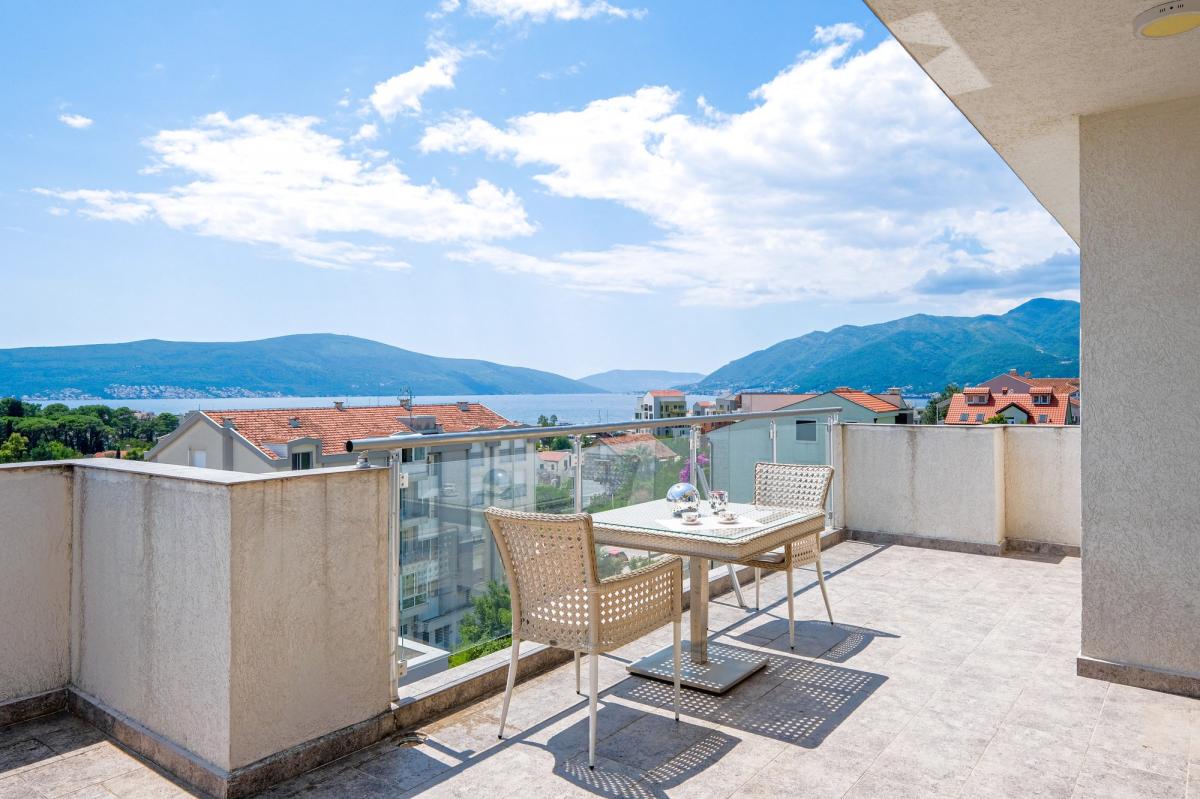 Penthouse with Pool and Sea View 19