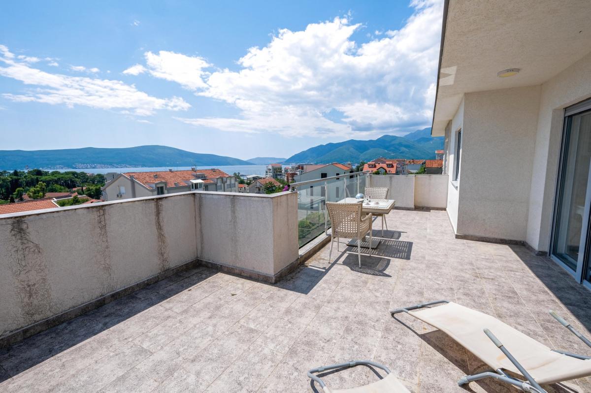 Penthouse with Pool and Sea View 20